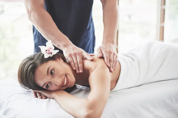 Mulher Bonita Deitada Mesa Massagem Spa — Fotografia de Stock