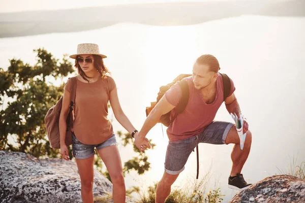 Sentindo Confiança Casal Jovem Decidiram Passar Suas Férias Forma Ativa — Fotografia de Stock