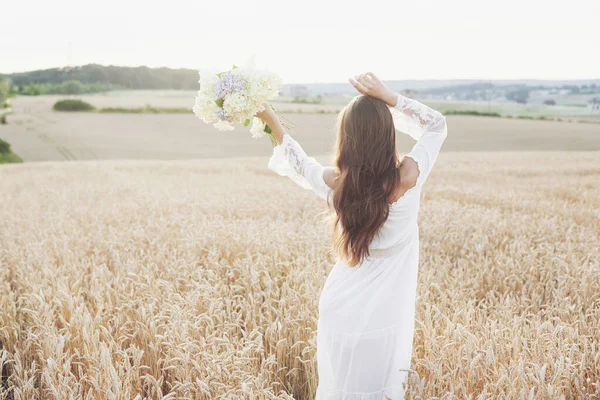 Menina Bonita Vestido Branco Correndo Campo Outono Trigo Hora Pôr — Fotografia de Stock