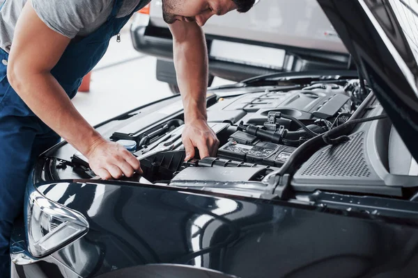 Manos Mecánicas Comprobando Capacidad Servicio Del Coche Capó Abierto Cerca — Foto de Stock