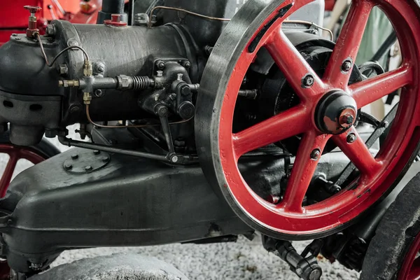 2018年10月16日 ドイツ シンハイム テクニック博物館 旧戦争兵器の大きな赤い車輪 — ストック写真