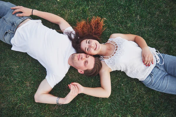 Romantikus Fiatalok Fekszenek Füvön Parkban Boldognak Tűnnek Kilátás Felülről — Stock Fotó