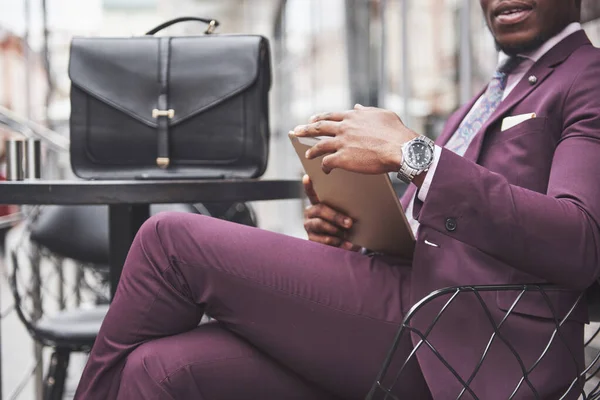 Een Mooie Afro Amerikaanse Zakenman Leest Een Menu Een Café — Stockfoto