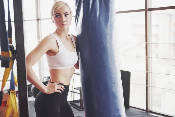 Vrouw Tillen Gewichten Sportschool Concept Workout Gezonde Levensstijl Sport — Stockfoto