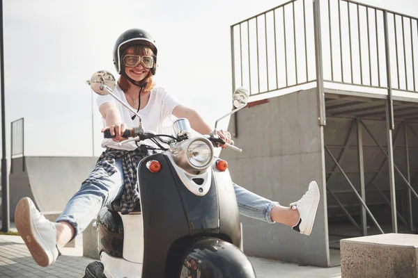 Porträtt Vacker Flicka Hipster Sitter Svart Retro Scooter Ler Poserar — Stockfoto