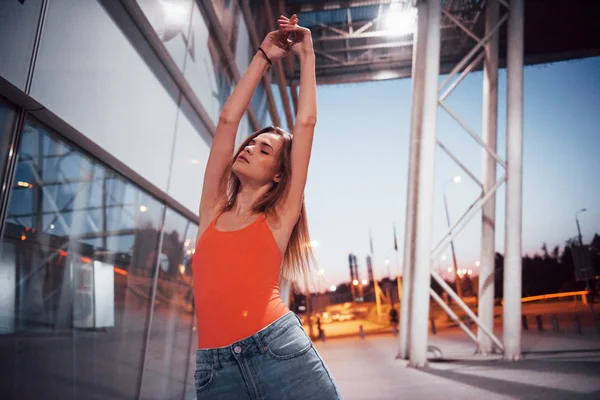 Linda Menina Turística Sexy Andando Movimentada Rua Cidade Perto Aeroporto — Fotografia de Stock