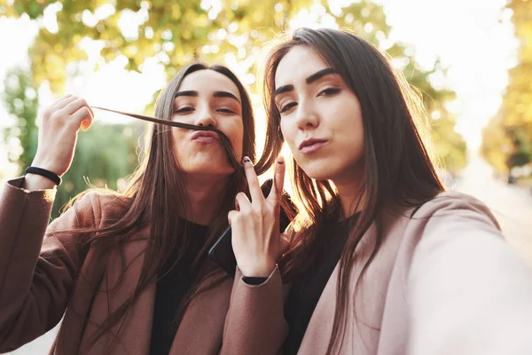 Duas Meninas Gêmeas Morenas Alegres Bonitas Casaco Casual Divertindo Enquanto — Fotografia de Stock