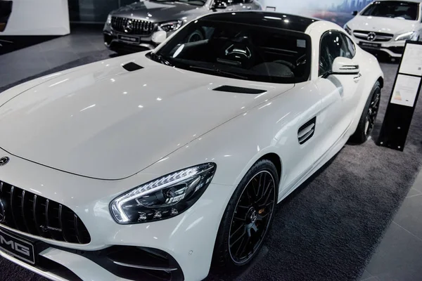 Stuttgart, Almanya - 16 Ekim 2018: Mercedes Müzesi. Zarif bir görünüş. Otomobil fuarında farklı renklerde üç yeni lüks araba duruyor..