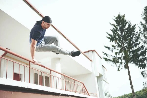 Jovem Fazendo Salto Parkour Espaço Urbano Cidade Ensolarado Primavera Verão — Fotografia de Stock