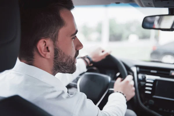 Vista Trasera Joven Empresario Confiado Sentado Volante Nuevo Coche — Foto de Stock