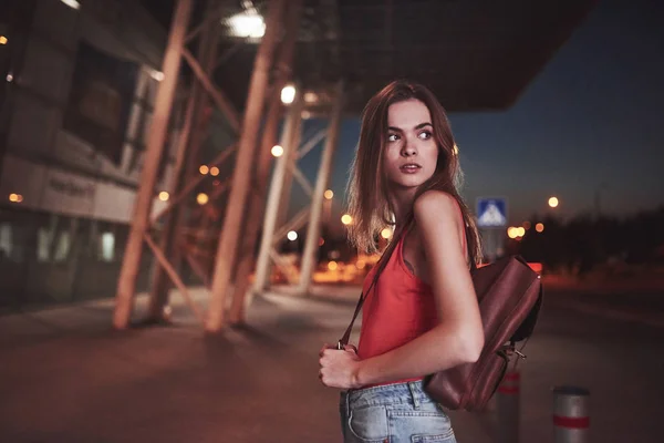 Una Joven Hermosa Con Una Mochila Detrás Sus Hombros Encuentra —  Fotos de Stock