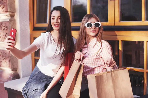 Duas Mulheres Conversando Depois Fazer Compras Rua Perto Janela — Fotografia de Stock