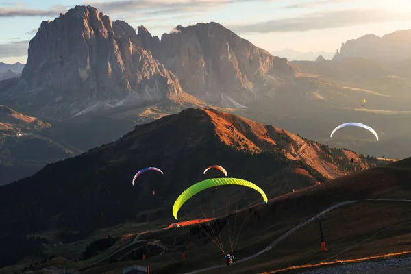 Muitos Dos Parapentes Voando Sobre Montanhas Seceda Dolomites Nascer Sol — Fotografia de Stock