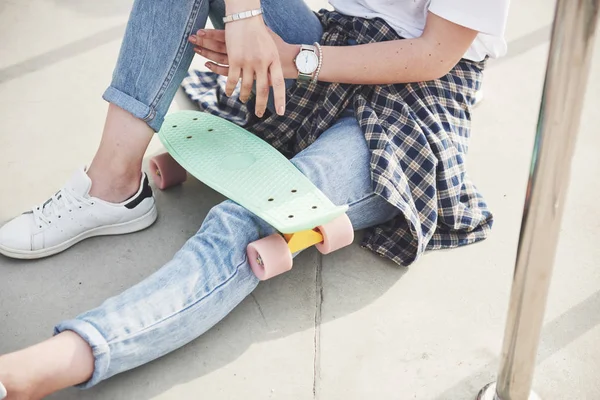 Photo Beautiful Girl Beautiful Hair Holds Skateboard Long Board Looking — Stock Photo, Image