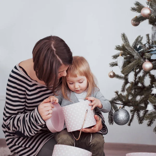 Família Feliz Mãe Bebê Decorar Árvore Natal — Fotografia de Stock