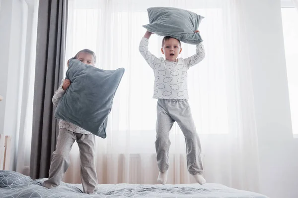 Miúdos Felizes Brincar Quarto Branco Menino Menina Irmão Irmã Brincam — Fotografia de Stock