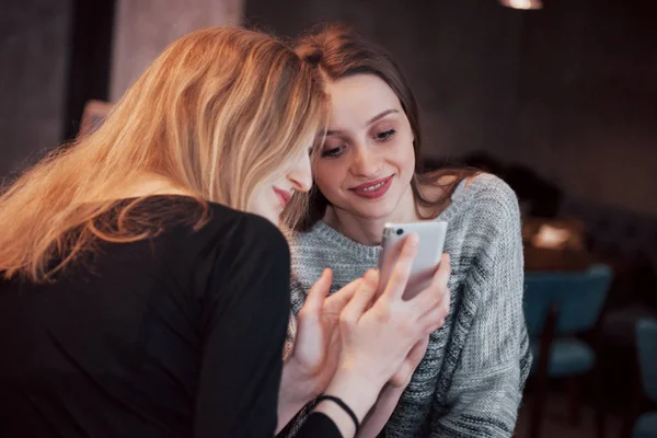 Deux Filles Sourient Utilisent Téléphone Intelligent Dans Café — Photo