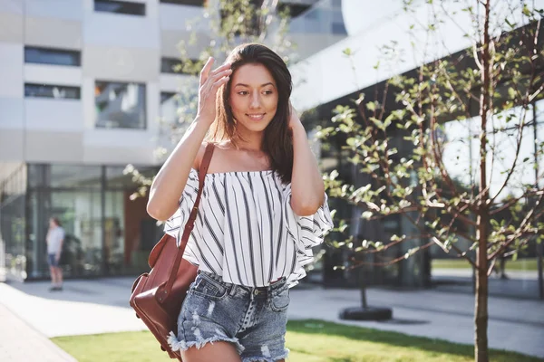 Menina Estudante Bonita Feliz Com Mochila Perto Campus Universidade Conceito — Fotografia de Stock