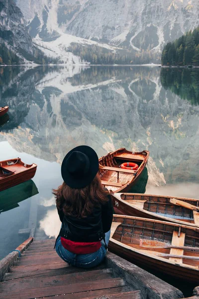 Woman Black Hat Enjoying Majestic Mountain Landscape Lake Boats — Stock Photo, Image
