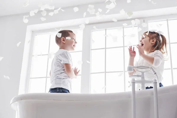 Kind Spielt Mit Rosenblättern Heimischen Badezimmer Kleines Mädchen Und Junge — Stockfoto