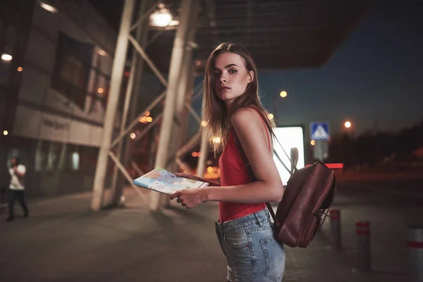 Una Joven Hermosa Con Una Mochila Detrás Sus Hombros Encuentra —  Fotos de Stock