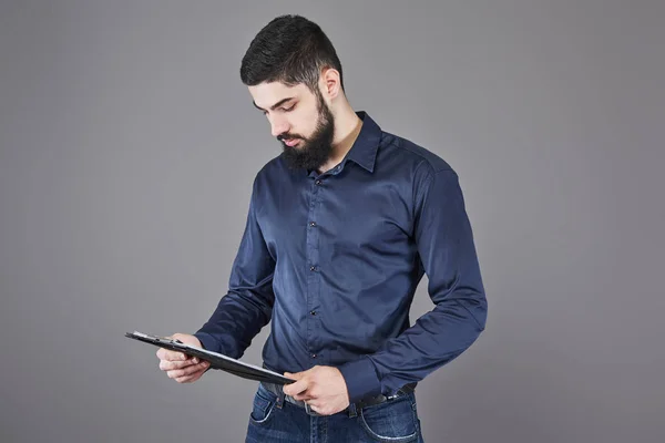 Geconcentreerde Jonge Aantrekkelijke Zakenman Blauw Shirt Planning Schrijven Klembord — Stockfoto