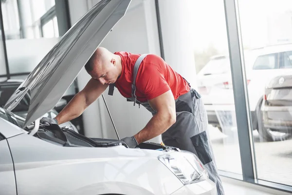 Imagen Que Muestra Trabajador Servicios Automóviles Musculosos Reparando Vehículo — Foto de Stock