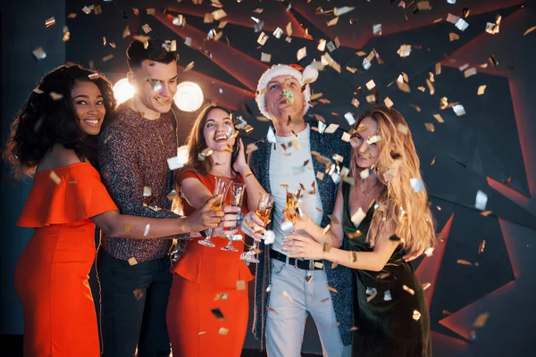 Grupo Amigos Posando Divertindo Com Bonecos Neve Champanhe Celebração Ano — Fotografia de Stock
