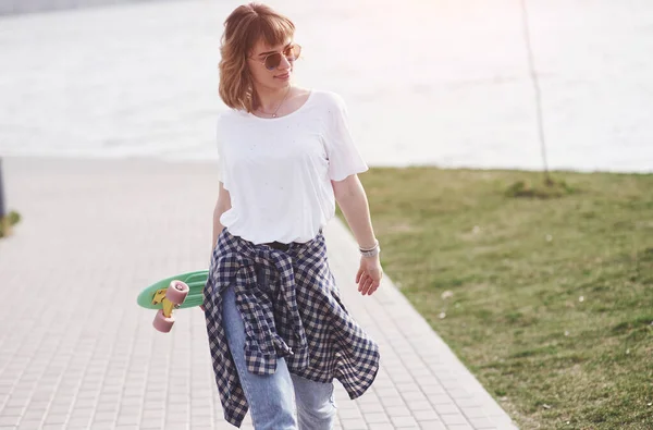 Schöne Jugendliche Skaterin Sitzt Auf Der Rampe Skatepark Konzept Der — Stockfoto