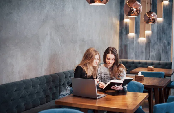 Mot Möte Två Unga Affärskvinnor Sitter Vid Bordet Caféet Flicka — Stockfoto