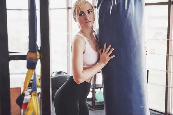 Vrouw Tillen Gewichten Sportschool Concept Workout Gezonde Levensstijl Sport — Stockfoto