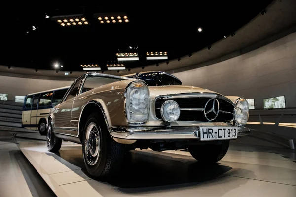 Stuttgart Tyskland Oktober 2018 Mercedes Museum Bra Belysning Brun Bil — Stockfoto