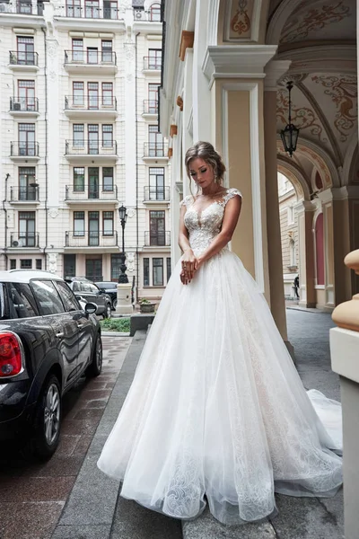 Belle Femme Sexy Dans Une Robe Mariée Dans Charmant Château — Photo