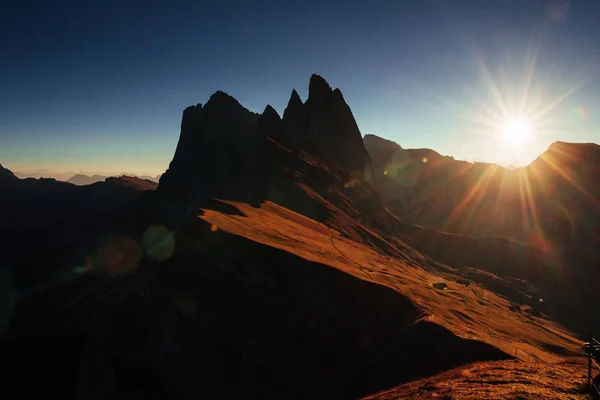 Colina Cor Marrom Escurecido Belo Pôr Sol Nas Majestosas Montanhas — Fotografia de Stock