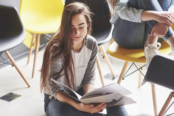 Dos Hermosas Gemelas Pasan Tiempo Leyendo Libro Biblioteca Por Mañana —  Fotos de Stock