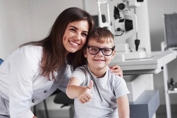 Menina Atraente Loira Jovem Médico Sorrindo Com Seu Pequeno Paciente — Fotografia de Stock