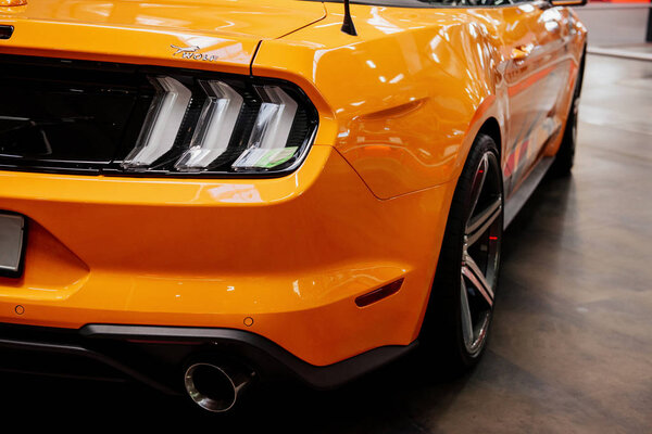 SINSHEIM, GERMANY - 16 ОКТЯБРЯ 2018: Музей Техника. Желтая машина припаркована в помещении. Фото со спины
.