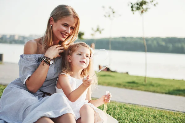 Una Niña Maravillosa Hace Burbujas Con Madre Parque — Foto de Stock