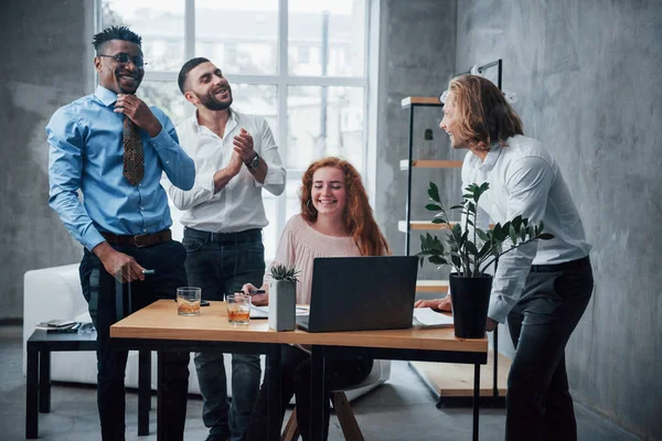 Proyecto Exitoso Joven Equipo Negocios Trabajando Proyecto Con Portátil Mesa — Foto de Stock