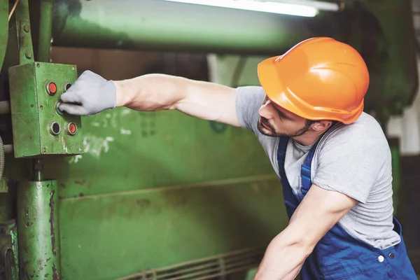 Industriële Werknemer Die Met Draaibank Metaalindustrie Werkt — Stockfoto