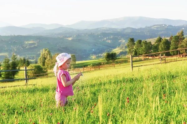 Niedlich Glücklich Kleines Mädchen Spielen Freien Den Frühen Morgenstunden Auf — Stockfoto