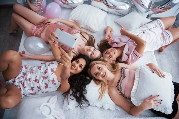 Profite Réunion Prendre Selfie Avec Des Amis Tout Étant Couché — Photo