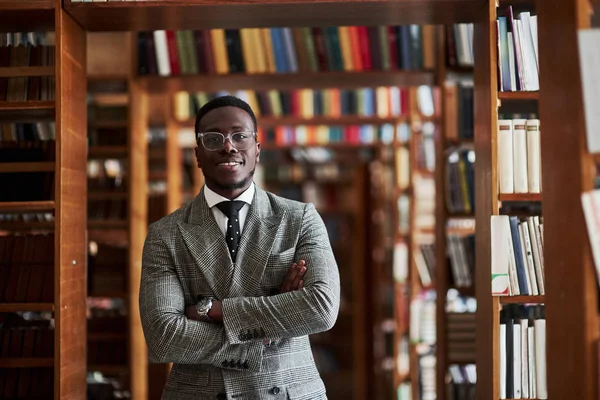 Hombre Afroamericano Con Traje Negocios Parado Una Biblioteca Sala Lectura — Foto de Stock