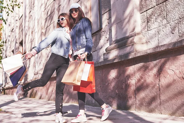 Meninas Bonitas Com Sacos Compras Andando Shopping — Fotografia de Stock