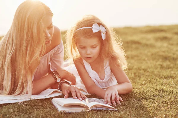 Most Interesting Books Illustrations Mom Daughter Reading Book Very Sunny — Stock Photo, Image