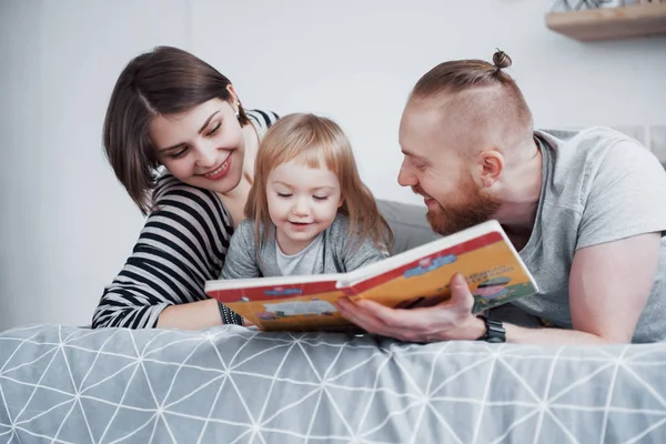Padre Madre Figlioletta Che Leggono Libro Bambini Divano Nel Soggiorno — Foto Stock