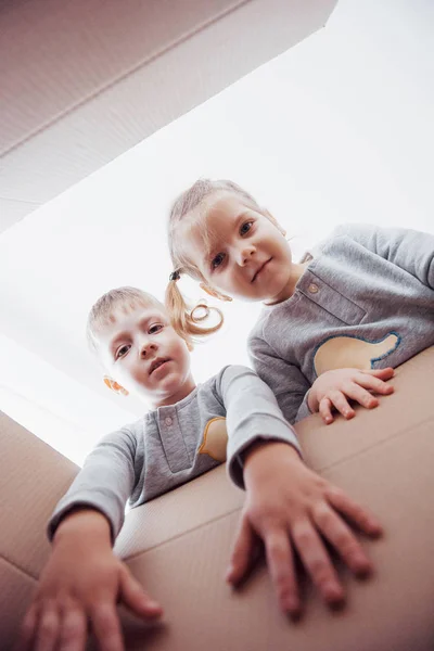 Två Små Barn Pojke Och Flicka Öppna Kartong Och Titta — Stockfoto