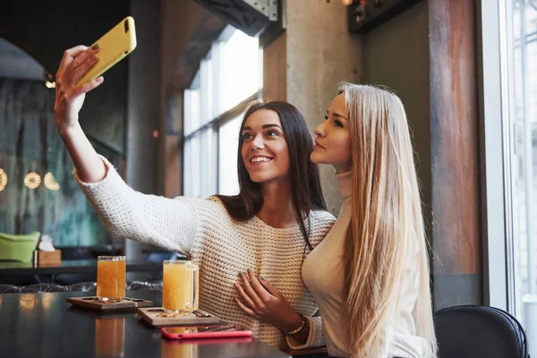 Morena Sincera Tiene Una Bonita Sonrisa Jóvenes Amigas Toman Selfie —  Fotos de Stock