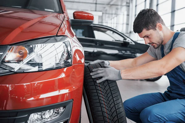 Mecánico Con Autobús Neumático Garaje Reparación Sustitución Neumáticos Invierno Verano — Foto de Stock