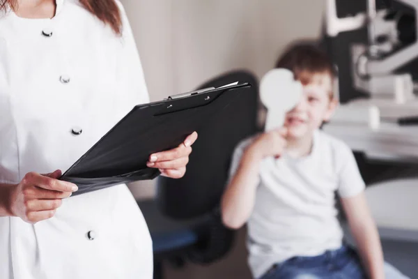 Mujer Con Documentos Pone Prueba Agudeza Visual Del Niño —  Fotos de Stock